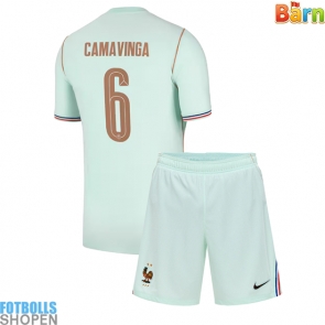 Billiga Frankrike Eduardo Camavinga #6 Bortatröja Barn VM 2026 Kortärmad (+ Korta byxor)